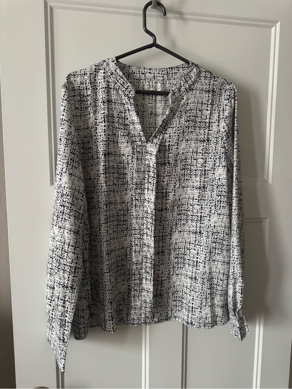 Women's Black & White Patterned V-Neck Blouse
